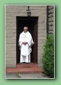 Fr. Andrew welcomed everyone outside the chapel both in English and Polish.